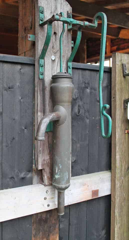 Antieke-koperen-pomp