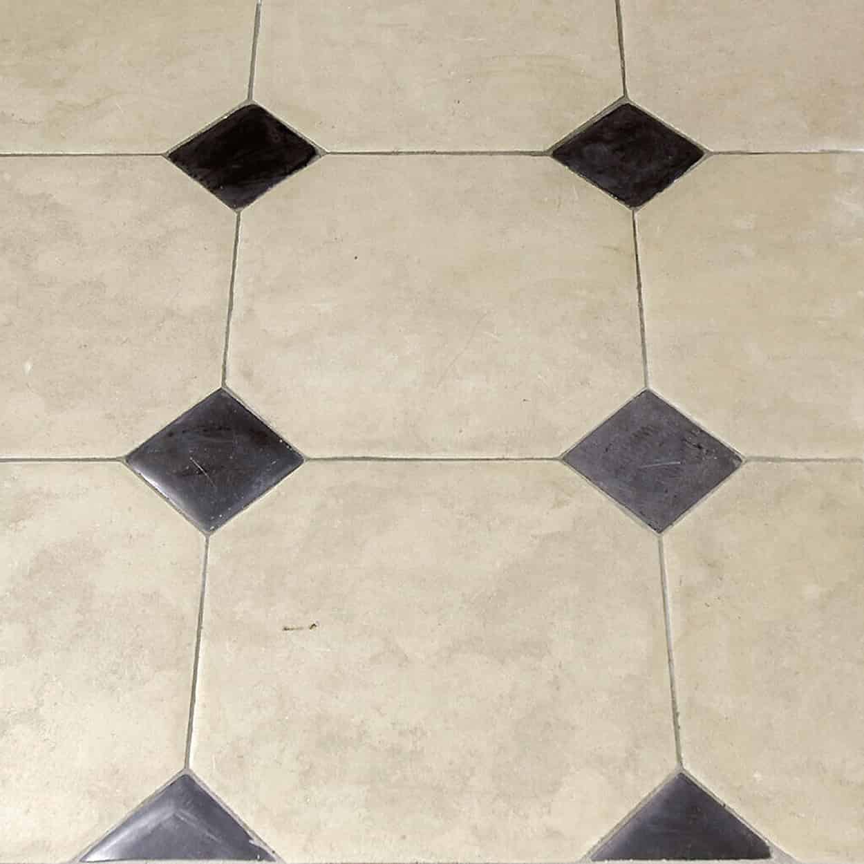 Calcaire-creme-met-zwarte-cabochons