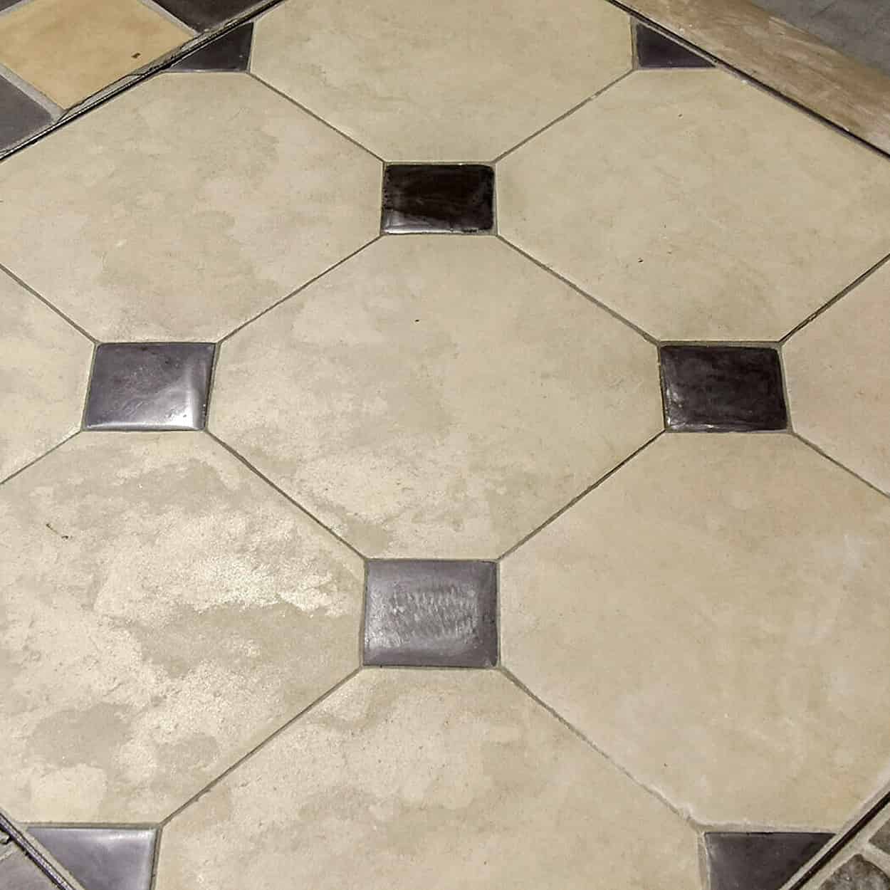 Calcaire-creme-met-zwarte-cabochons