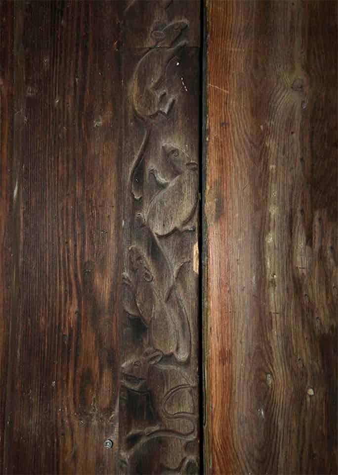 Dubbele-grenen-deur-met-kozijn