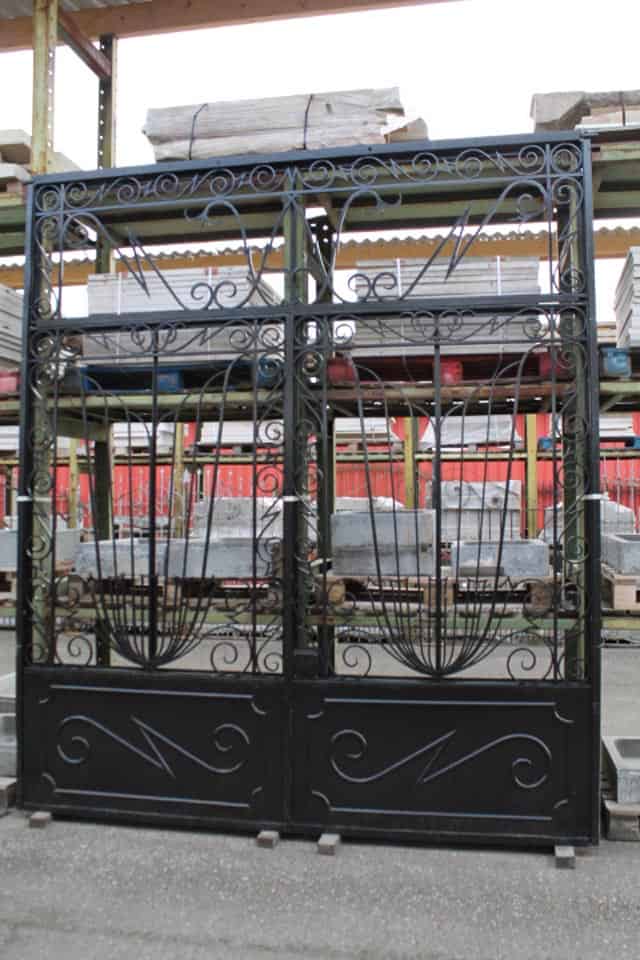 Dubbele-ijzeren-deuren-met-bovenlicht