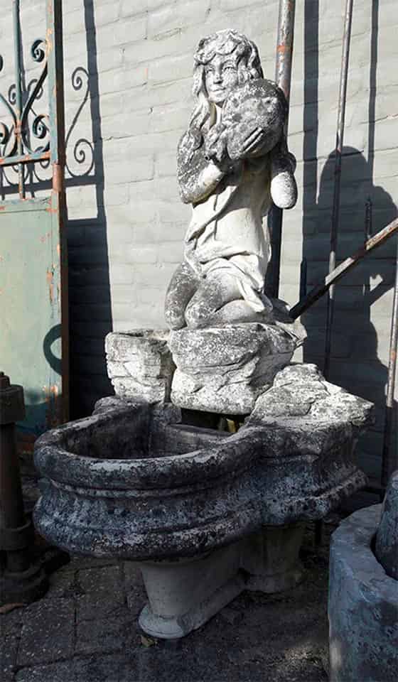 Fontein-vrouw-met-kruik