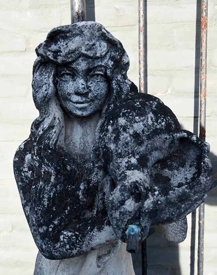 Fontein-vrouw-met-kruik