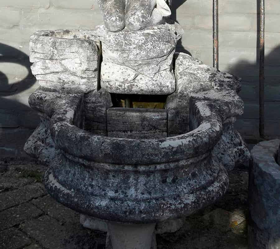 Fontein-vrouw-met-kruik