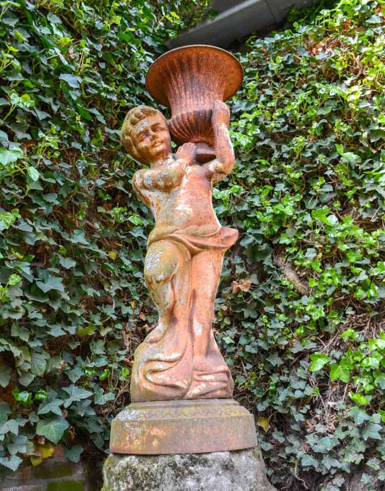 Gietijzeren-beeld-met-oude-sokkel