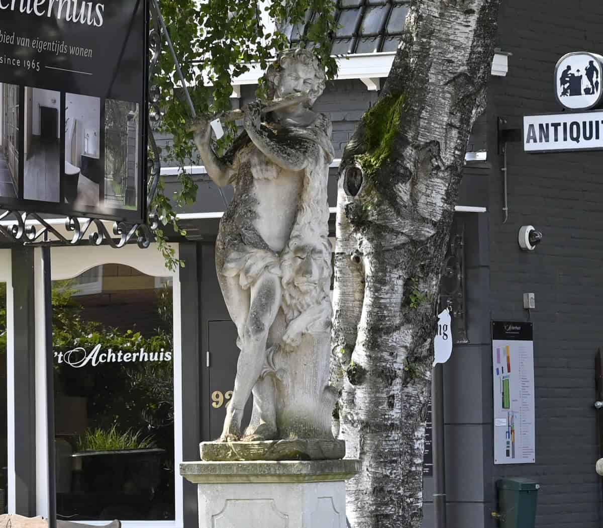 Handgekapt-Italiaans-beeld-met-sokkel