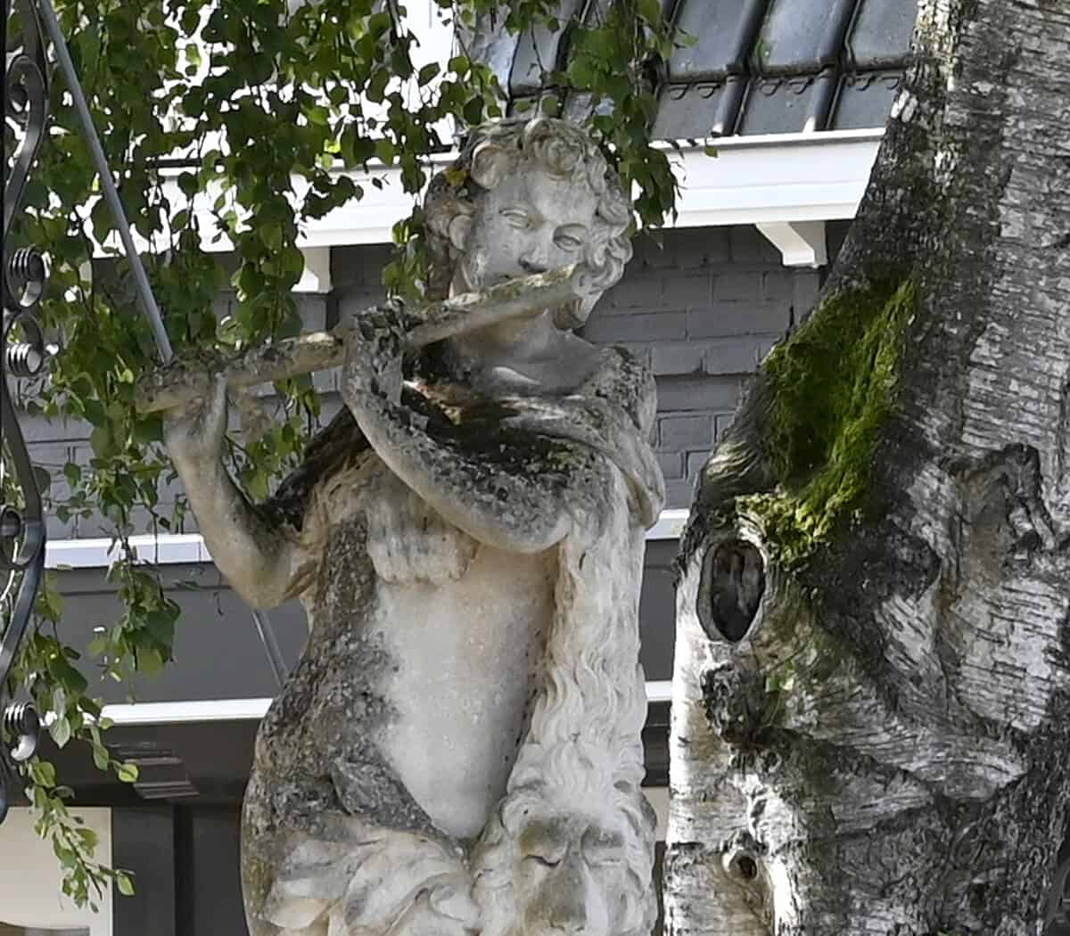 Handgekapt-Italiaans-beeld-met-sokkel