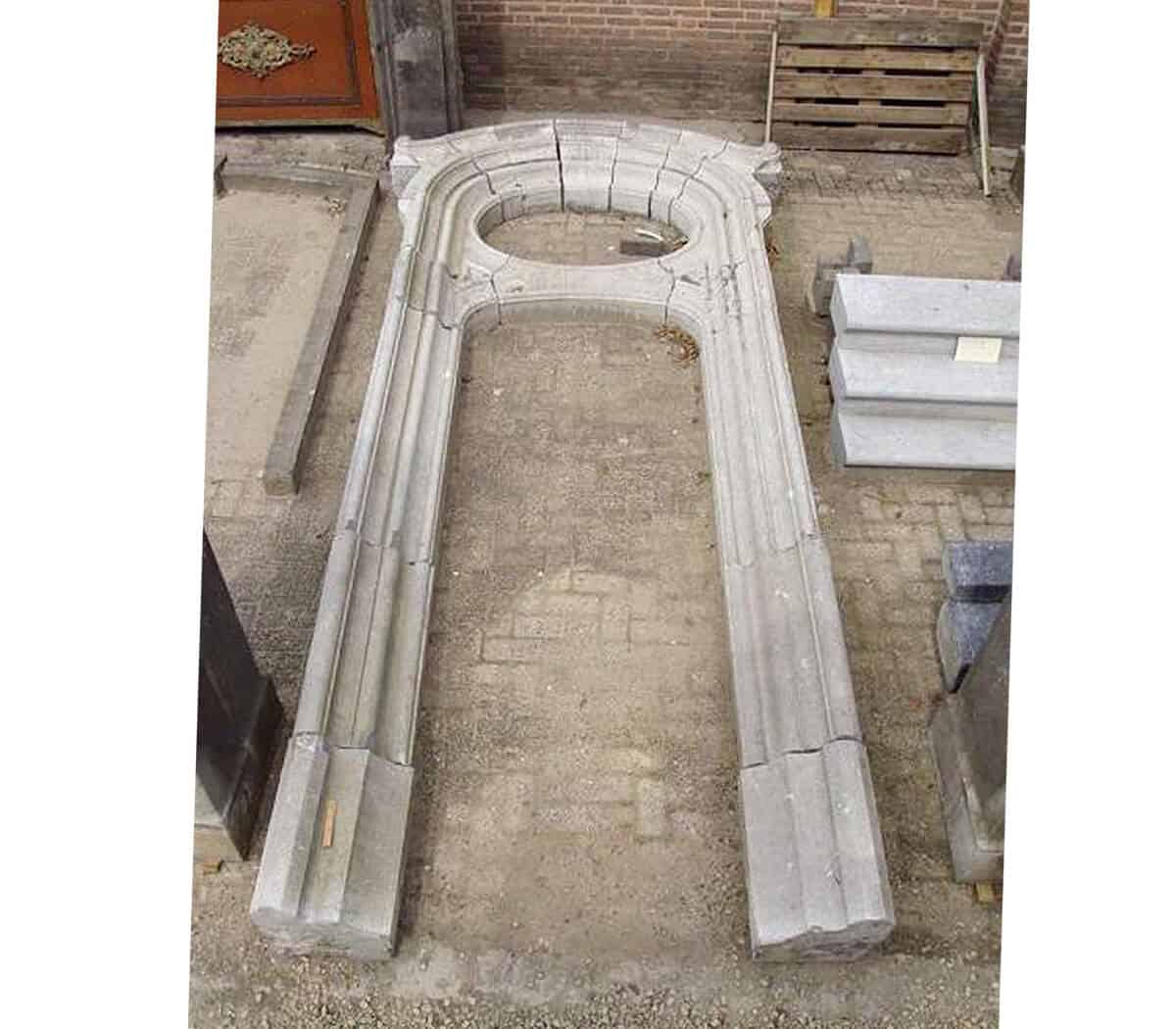 Hardstenen-portiek-met-grenen-deur