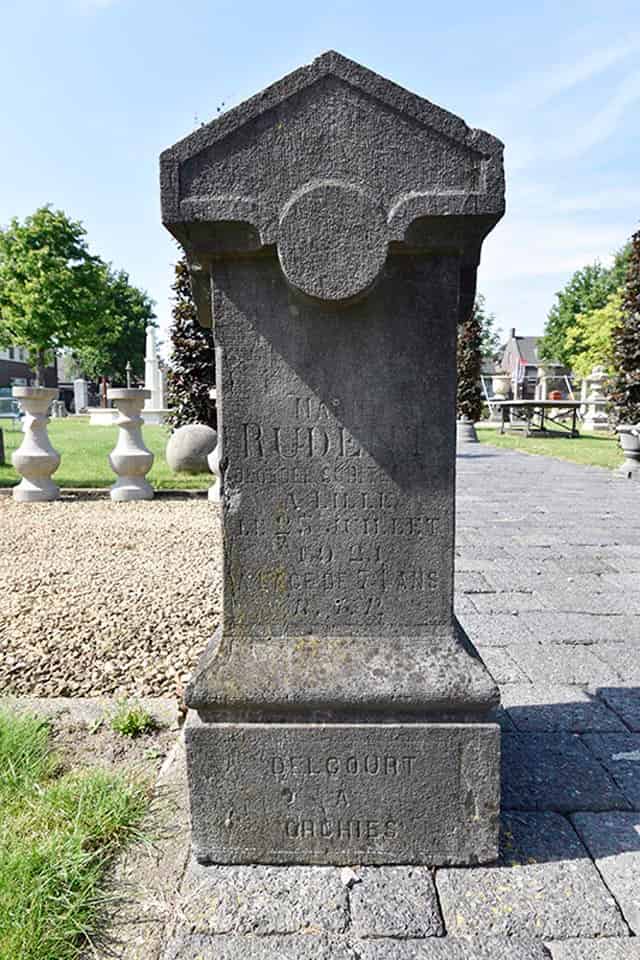 Oude-Harstenen-Palen-4-stuks