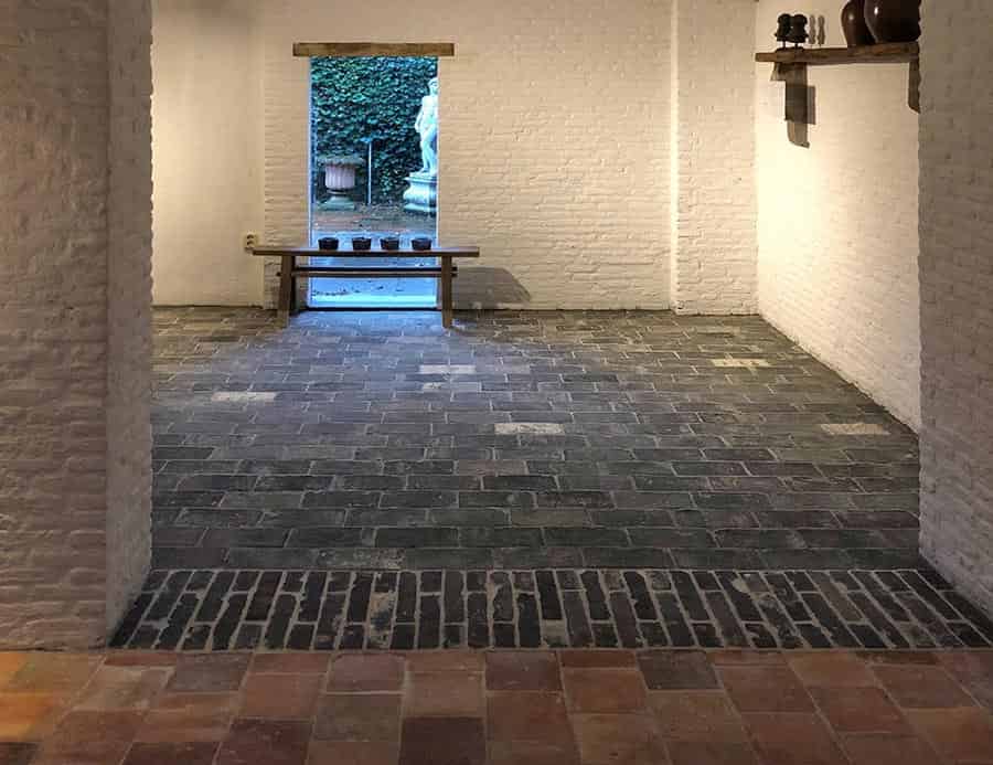 Oude-blauwe-plavuizen-of-parfeuilles