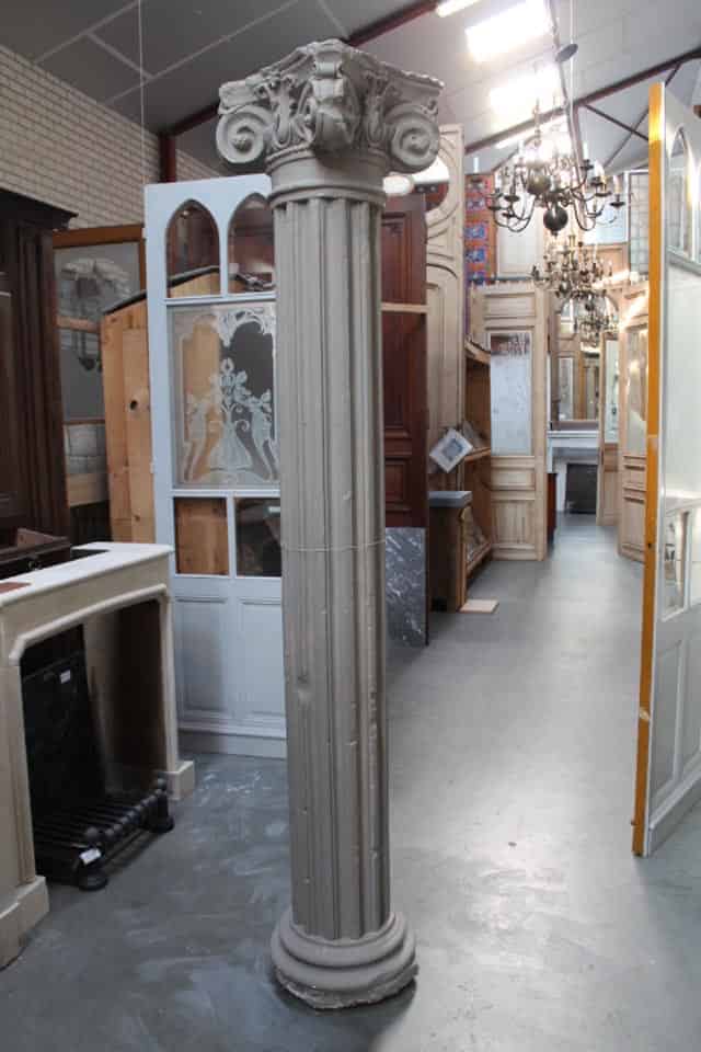 Oude-zuilen-met-kapitelen