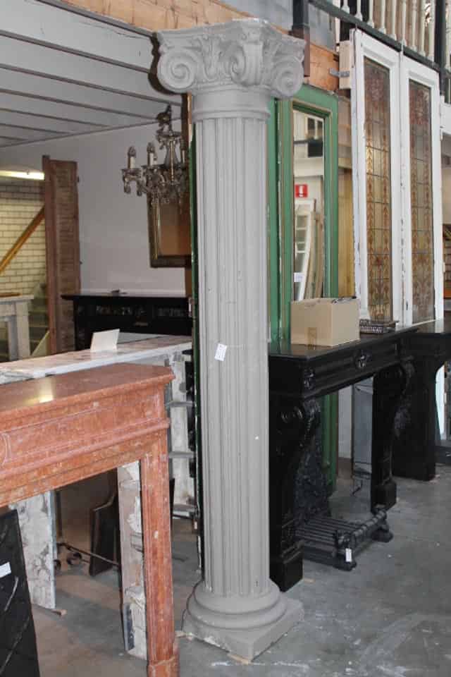 Oude-zuilen-met-kapitelen