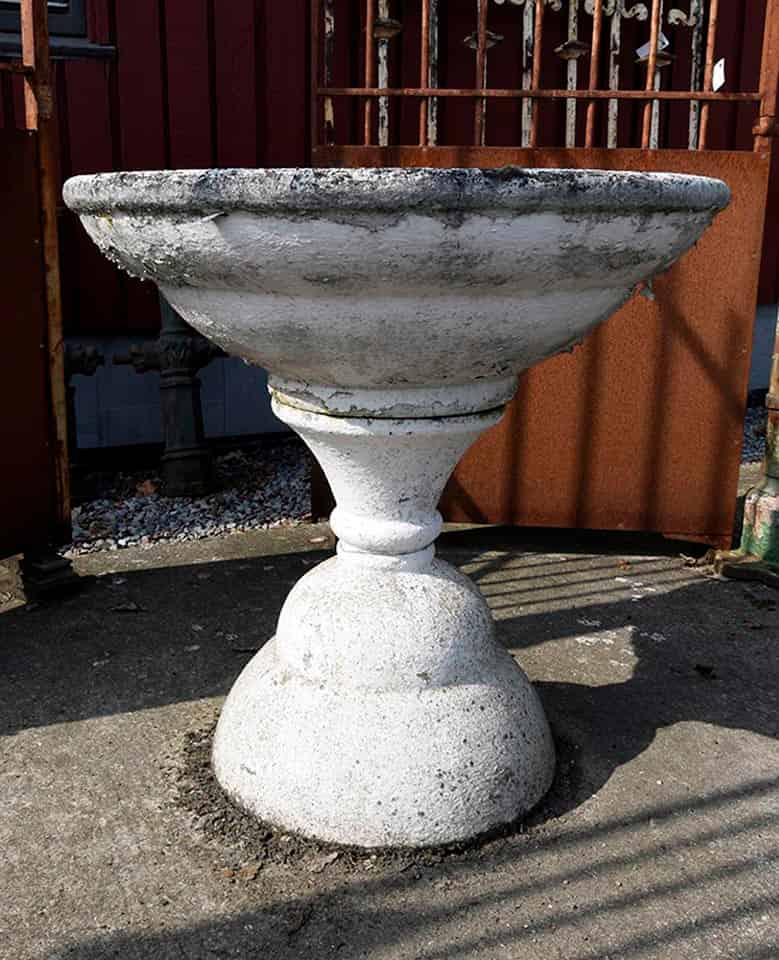 Stenen-schaal-op-sokkel