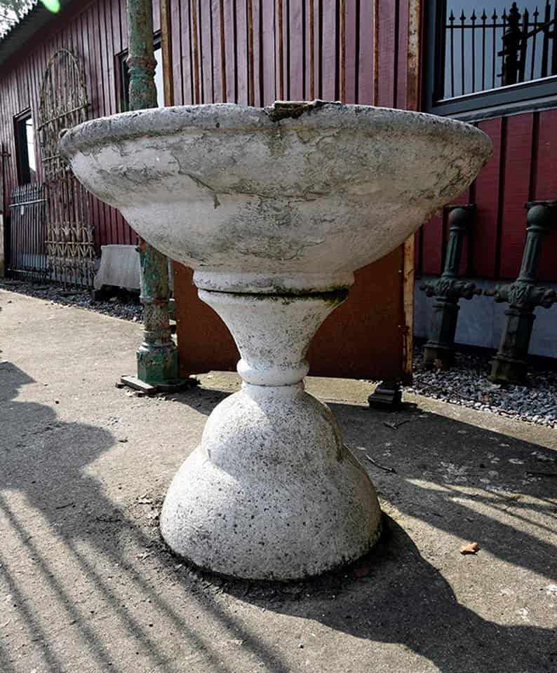 Stenen-schaal-op-sokkel