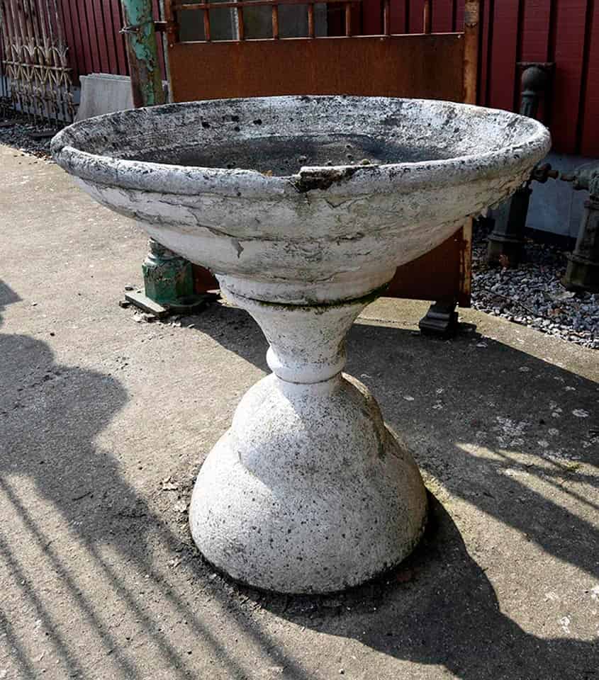 Stenen-schaal-op-sokkel