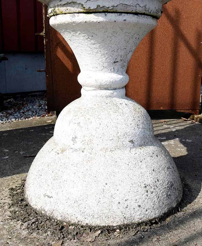 Stenen-schaal-op-sokkel