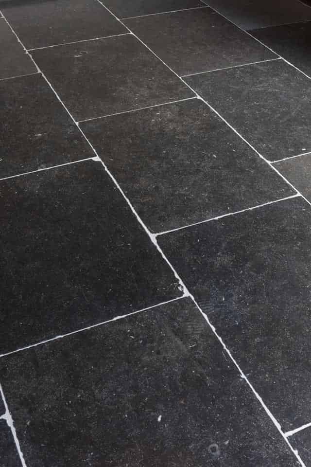 Verouderd-Belgisch-hardsteen-Arduin