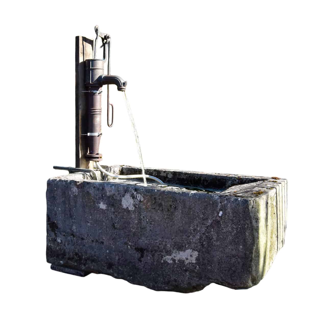 Wastrog-van-zandsteen-met-waterpomp