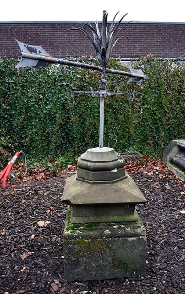 Zonnewijzer-op-sokkel