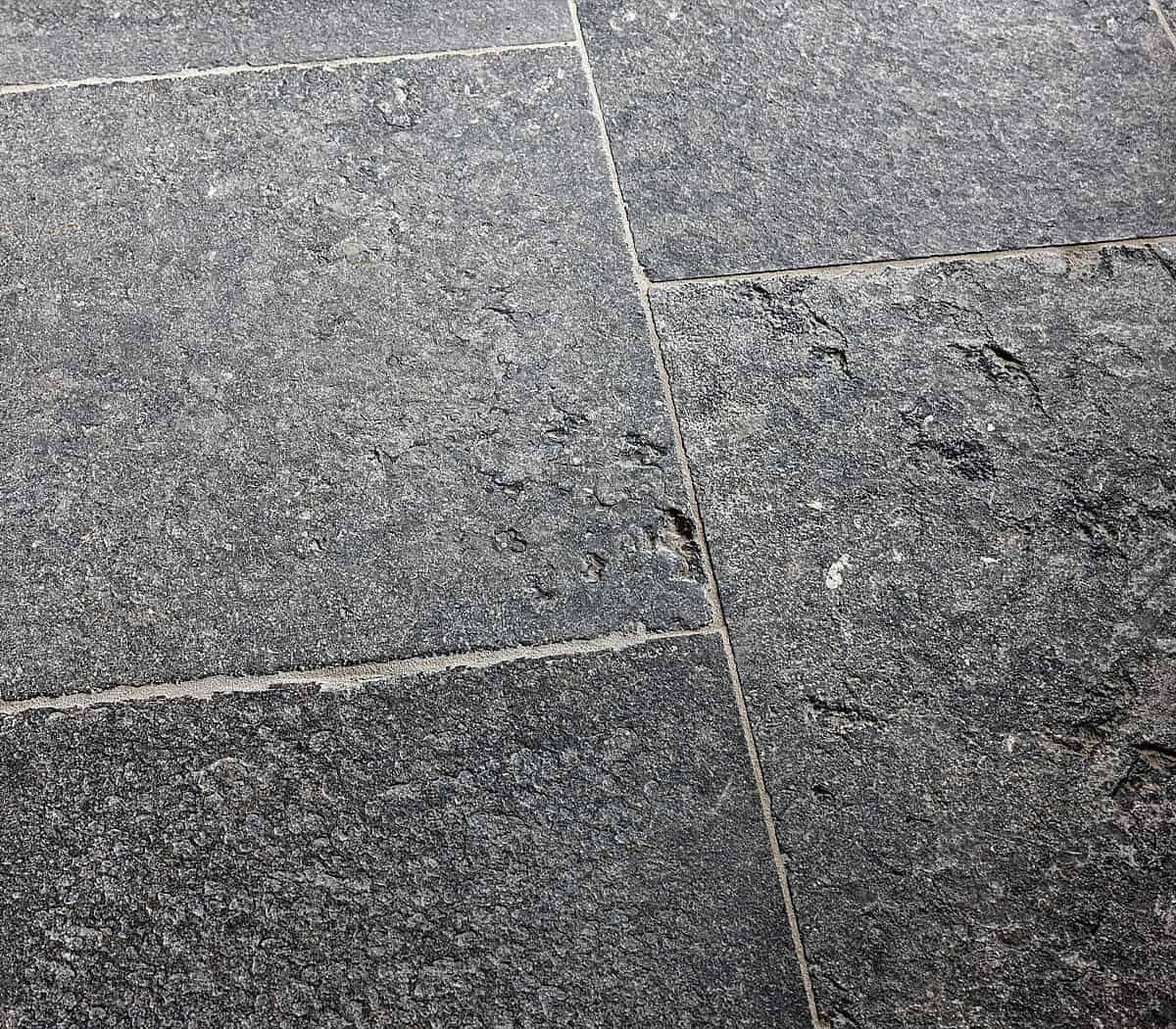 gebouchardeerd-belgisch-hardstenen-tegels