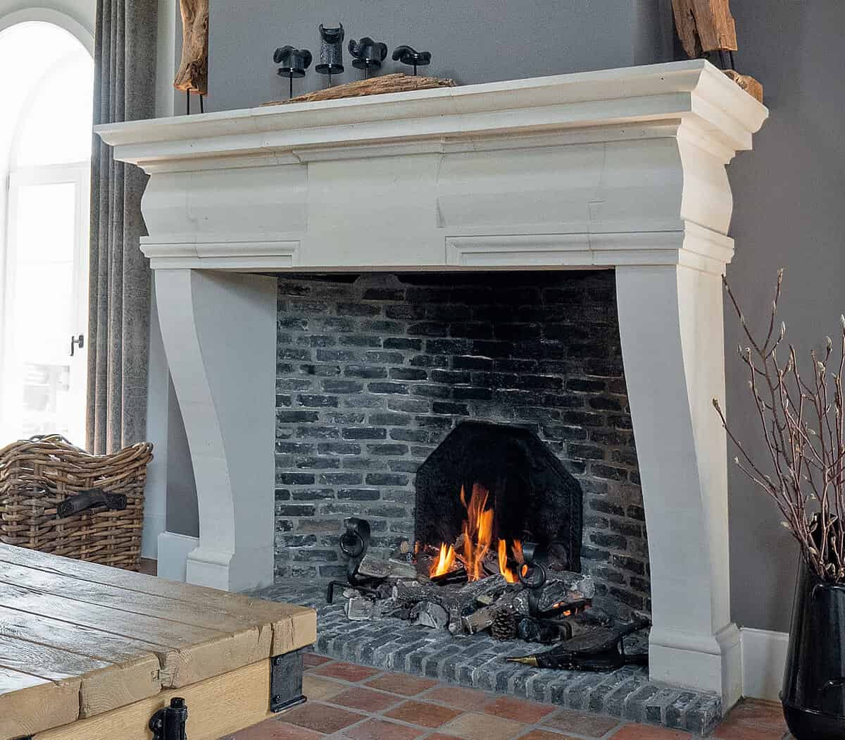 handgekapte-zandstenen-schouw-chateau