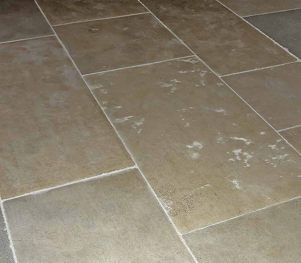 rustieke-kalkzandstenen-dallen-verouderd