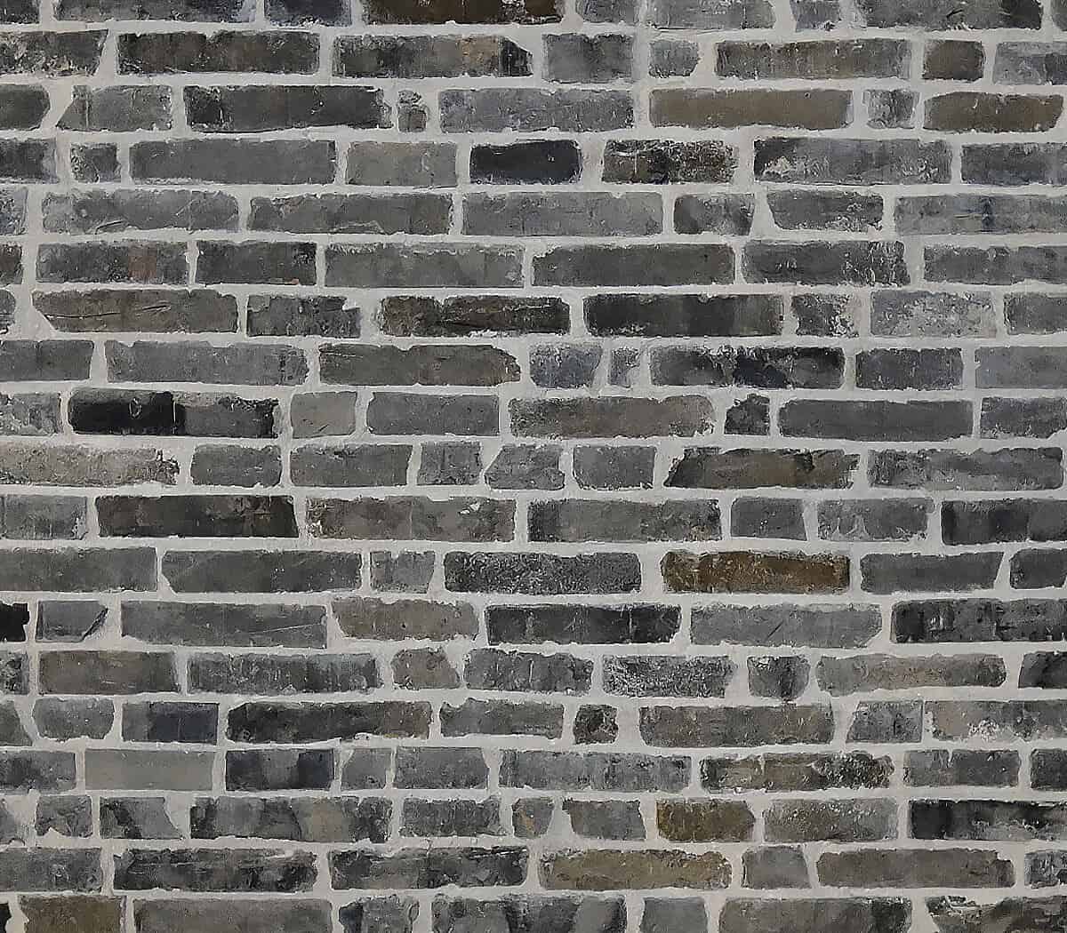 oude-blauwe-waaltjes-tegen-wand-verwerkt