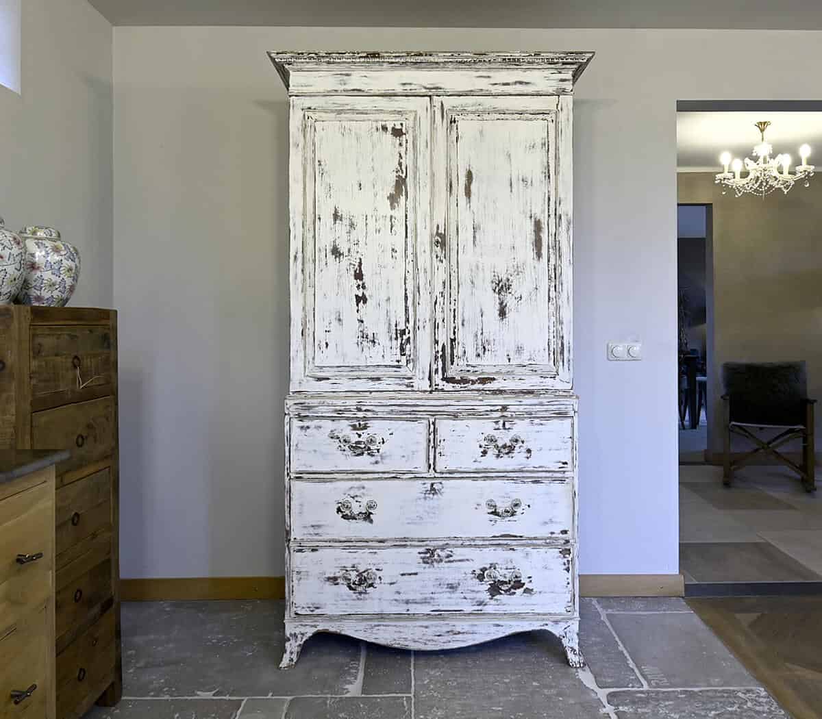 Oude-kast-met-lades-en-deuren