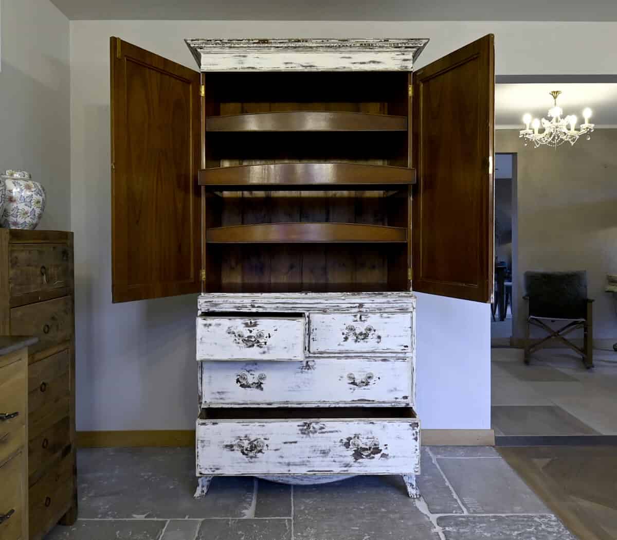 Oude-kast-met-lades-en-deuren