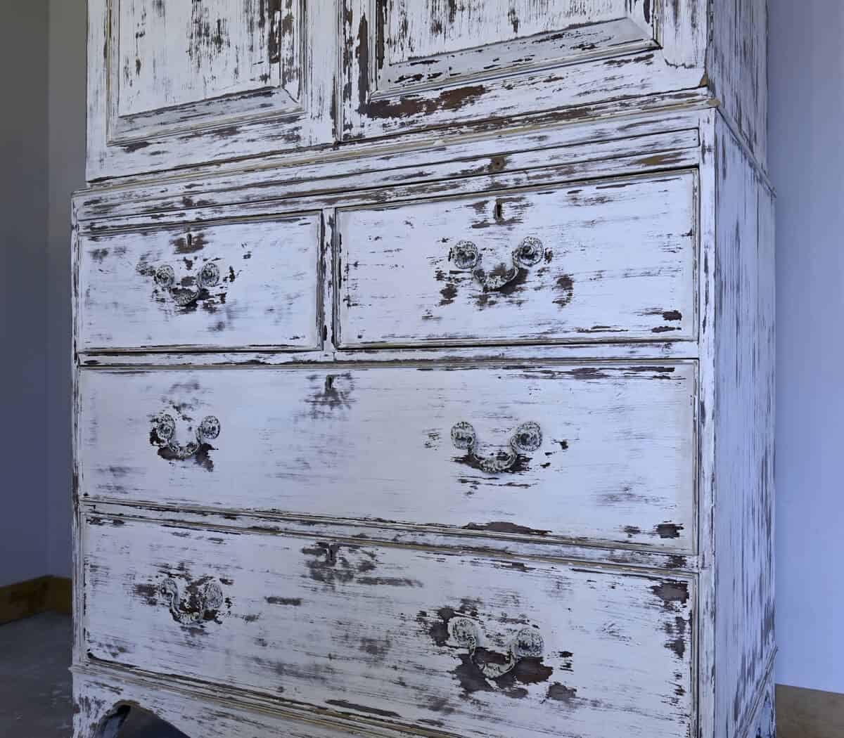 Oude-kast-met-lades-en-deuren