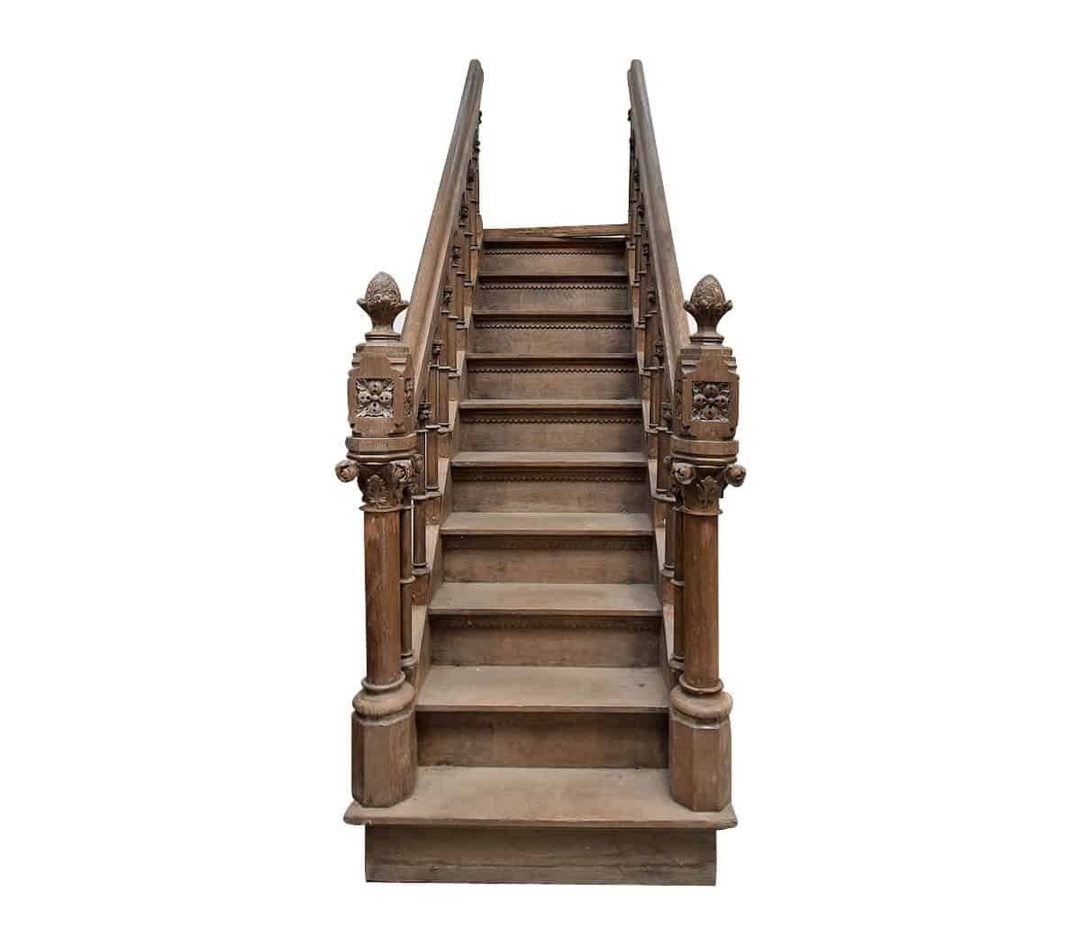 houten-trap-met-hout-snijwerk