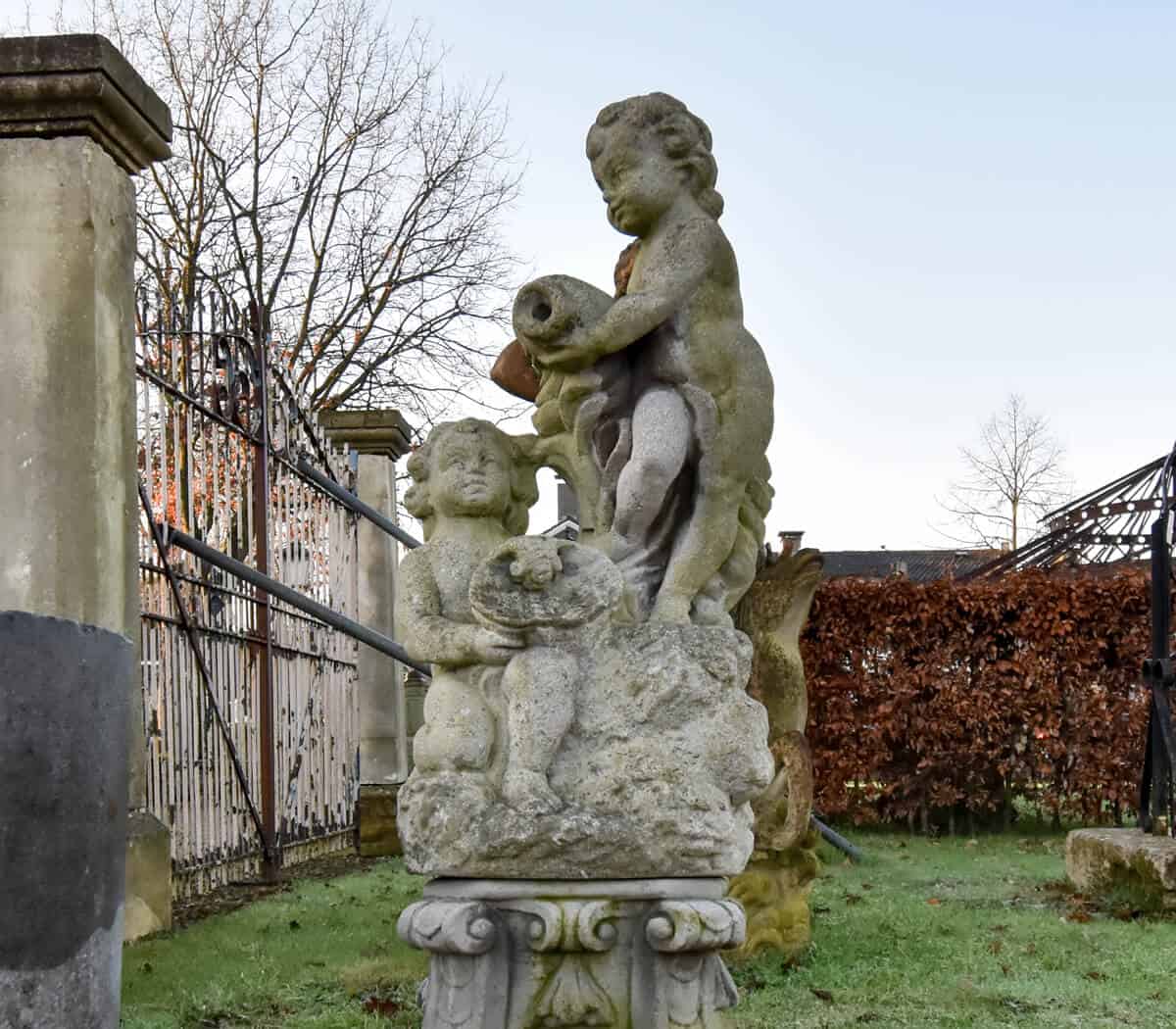 Fontein-sproeier-kinderen-met-kruik