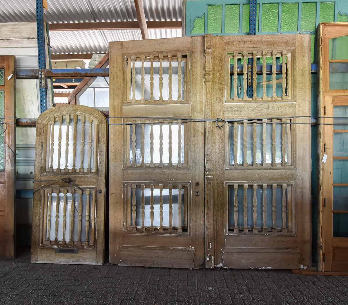 Dubbele-eiken-deuren-met-enkele-deur