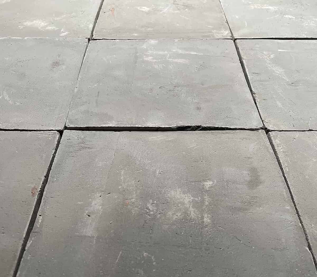 blauw-grijze-rustieke-gesmoorde-plavuizen