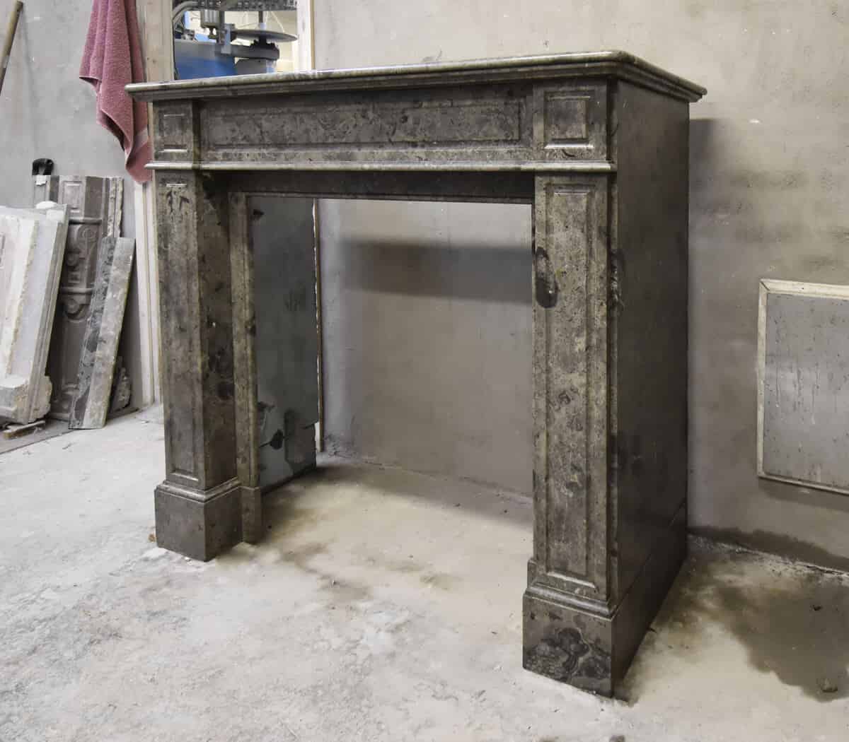 grijs-zwarte-marmeren-ombouwschouw