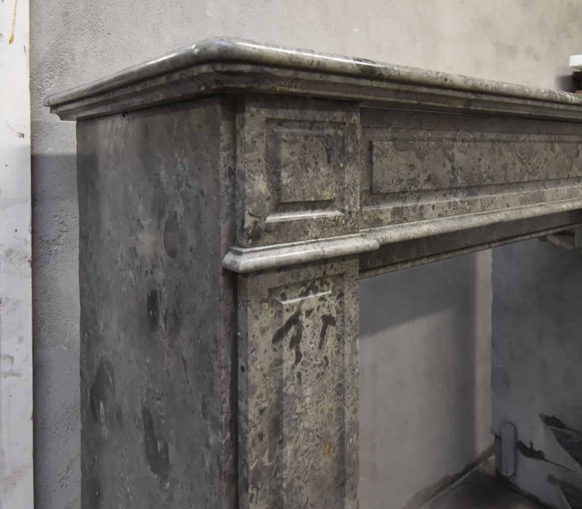 grijs-zwarte-marmeren-ombouwschouw