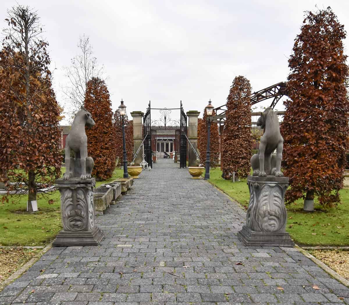 Set-van-2-honden-op-sokkel