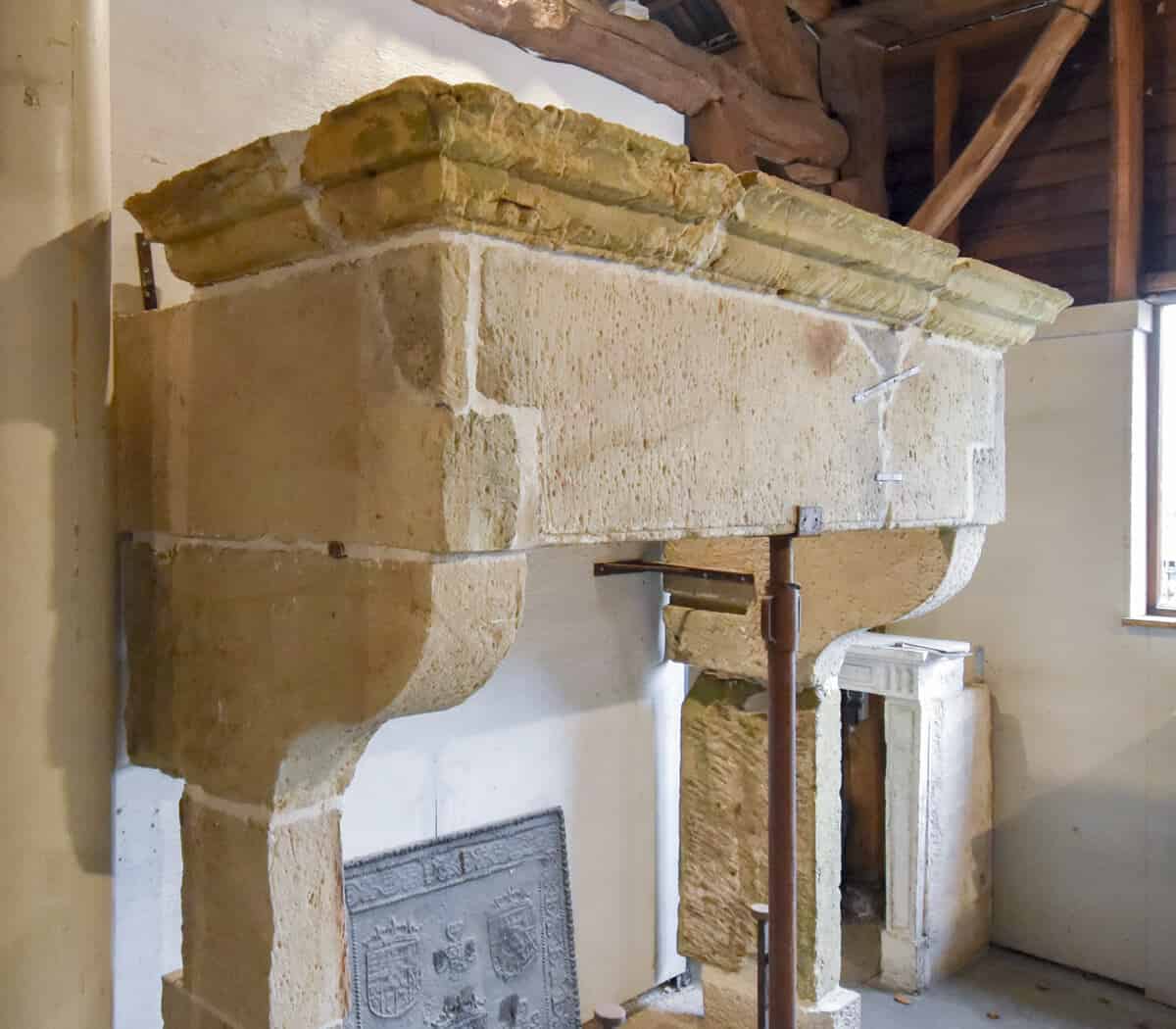 antieke-zandstenen-kasteelschouw