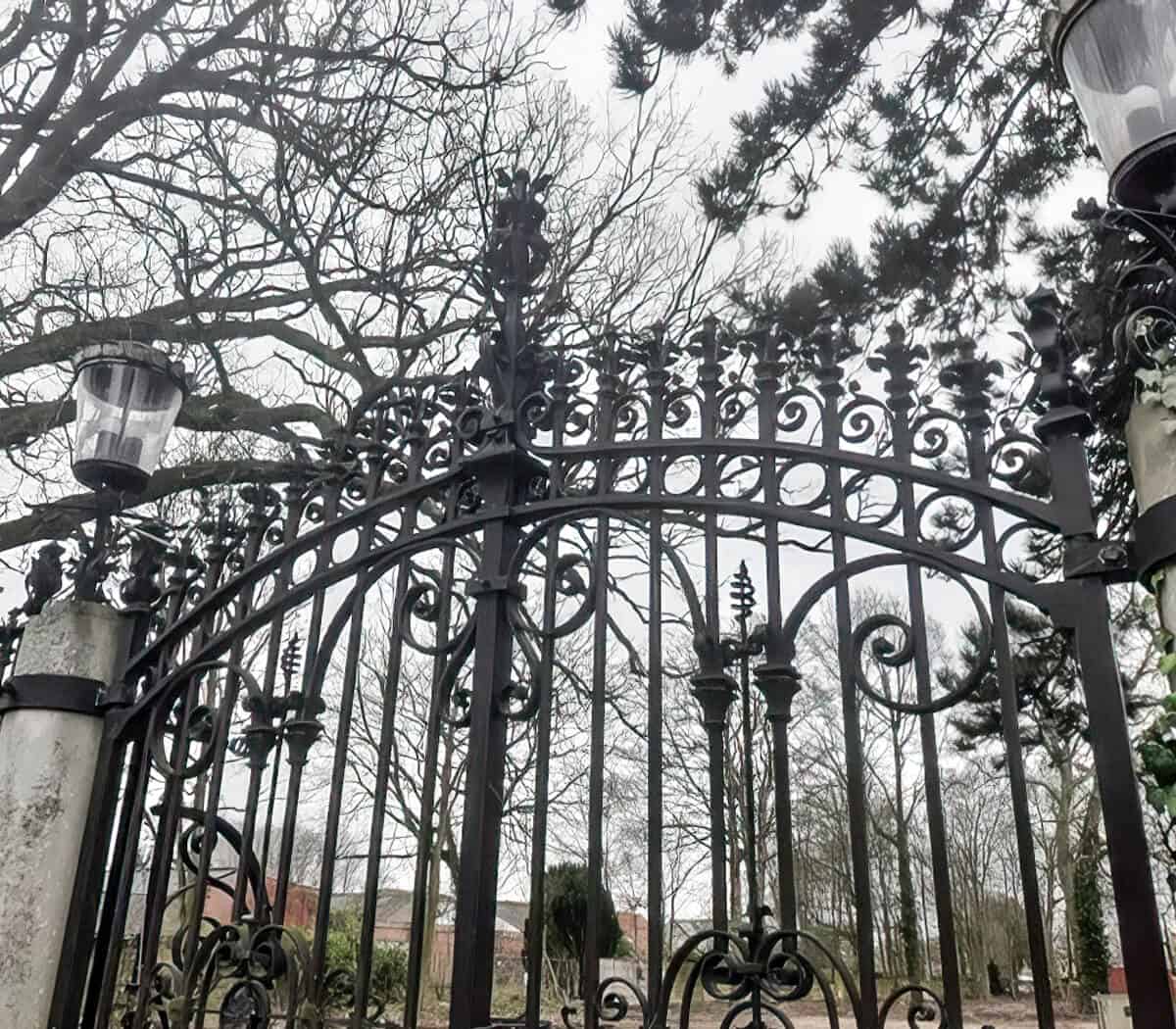 Poort-met-poortpalen-en-lantaarns