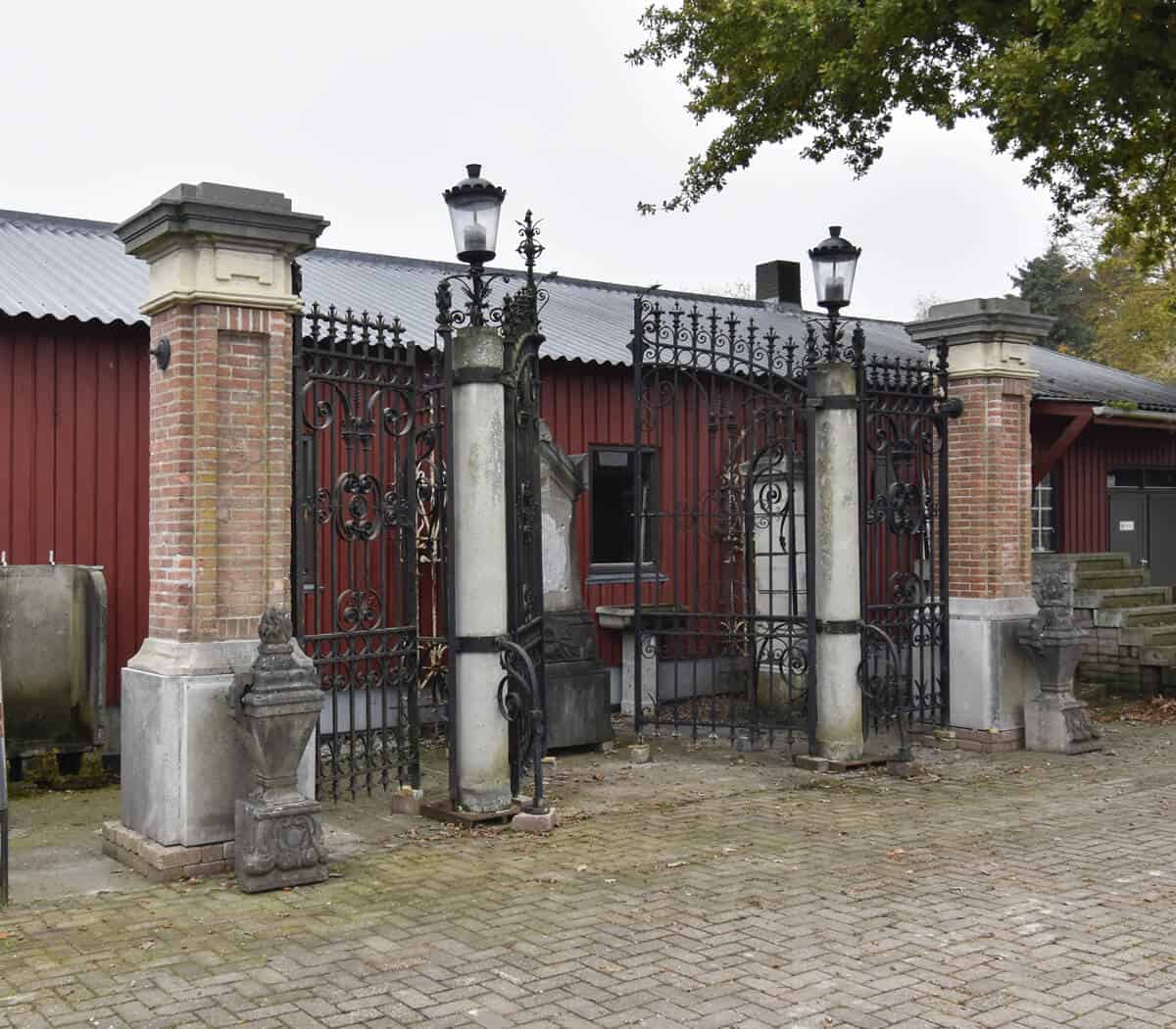 Poort-met-poortpalen-en-lantaarns