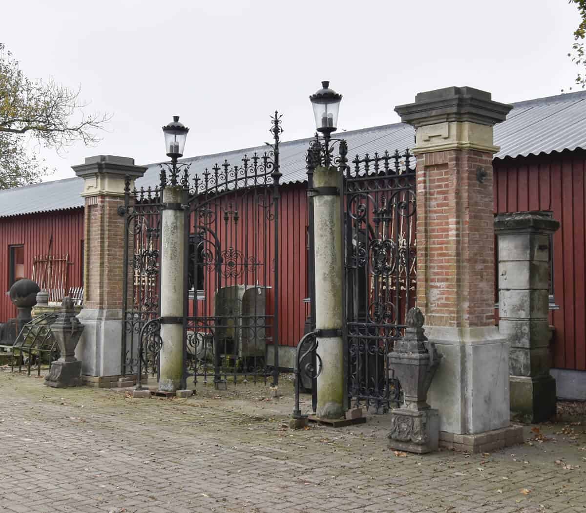 Poort-met-poortpalen-en-lantaarns