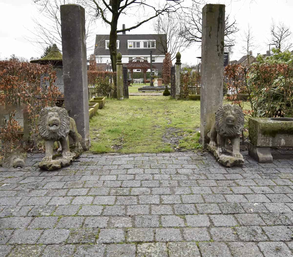 Set-van-twee-stenen-leeuwen