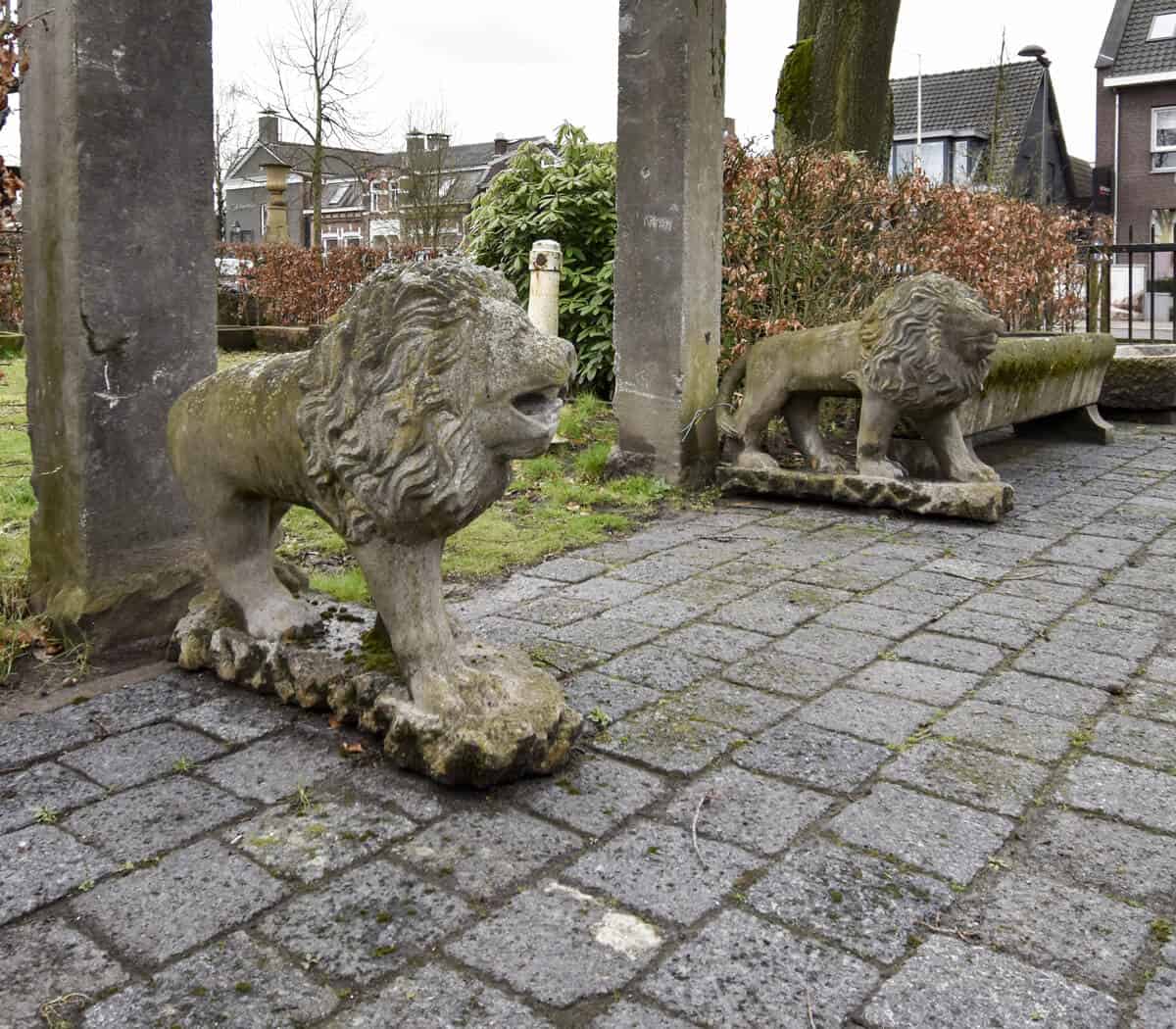 Set-van-twee-stenen-leeuwen