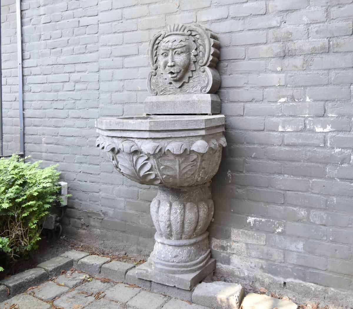 Natuurstenen-wandfontein