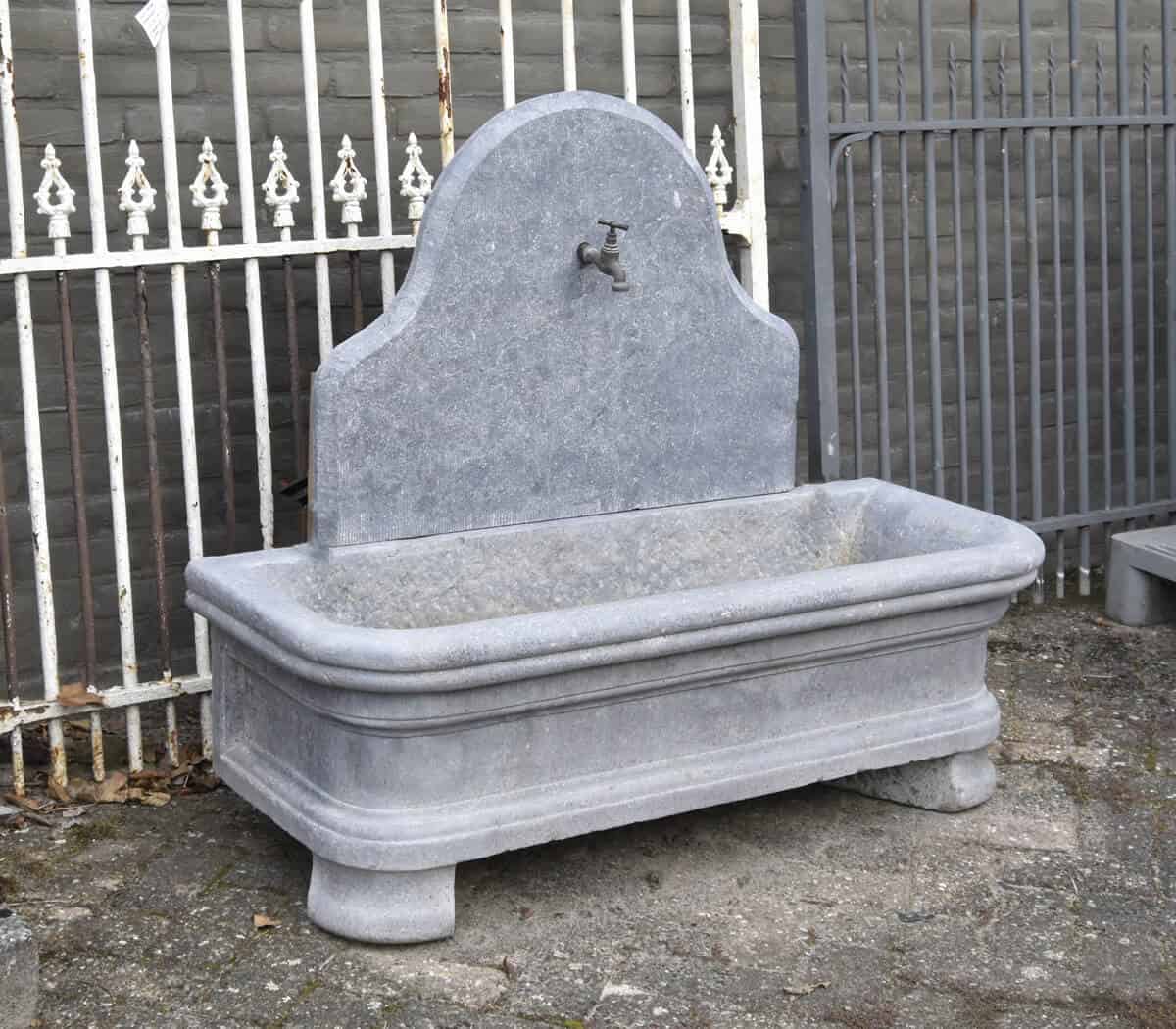 Natuurstenen-wandfontein