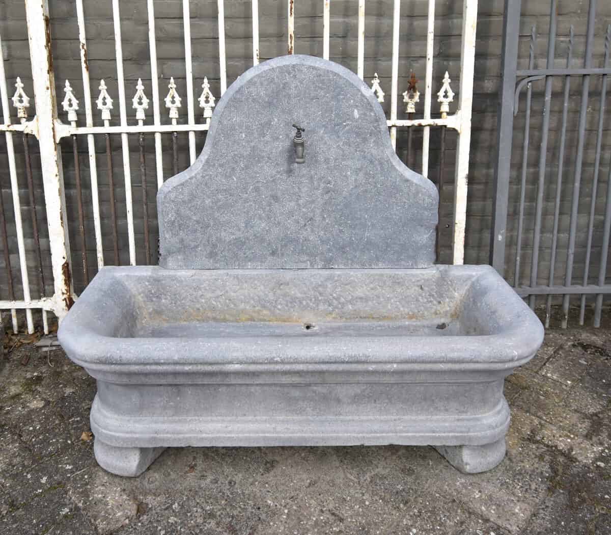 Natuurstenen-wandfontein