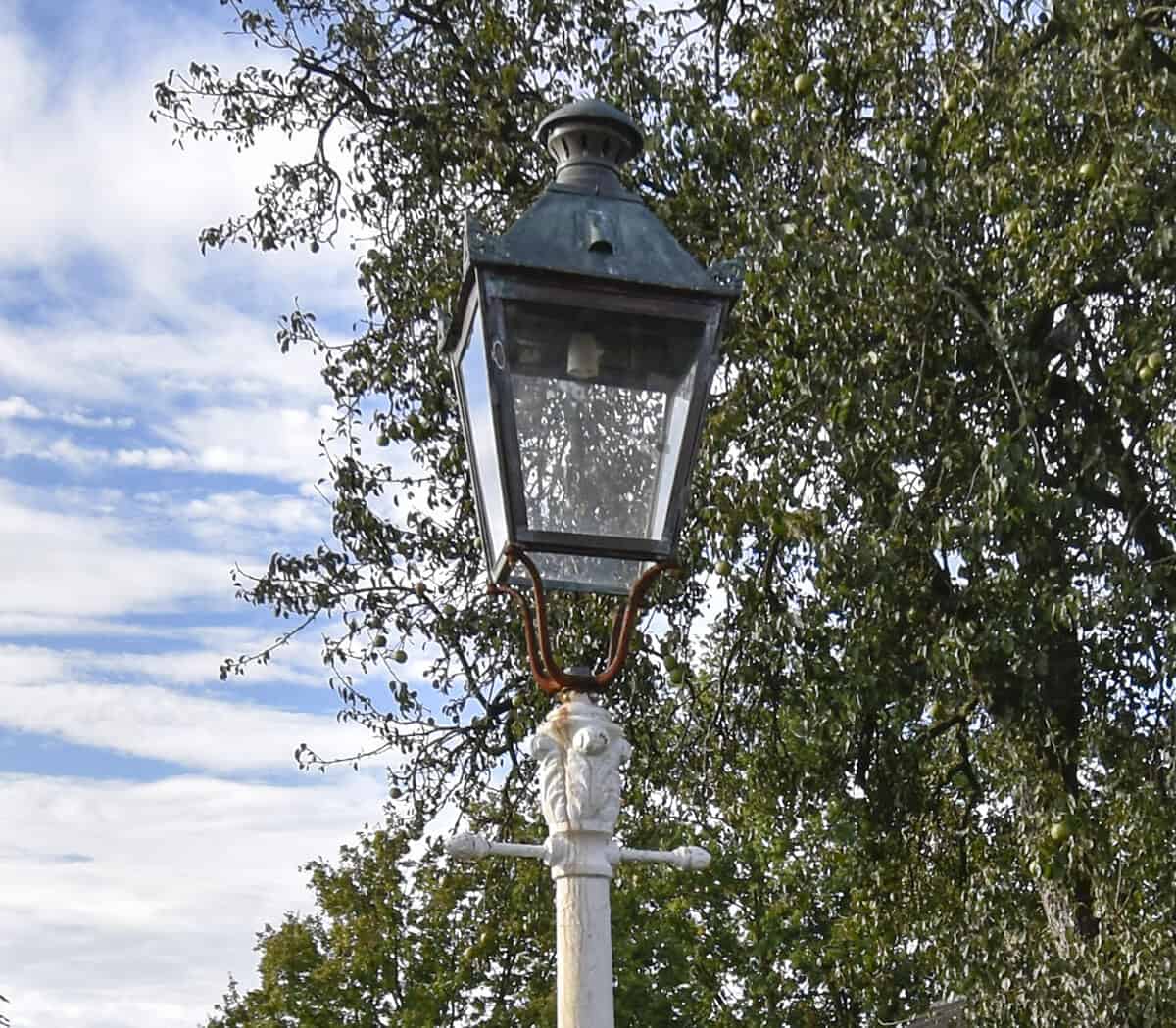 Lantaarnpaal-met-kap