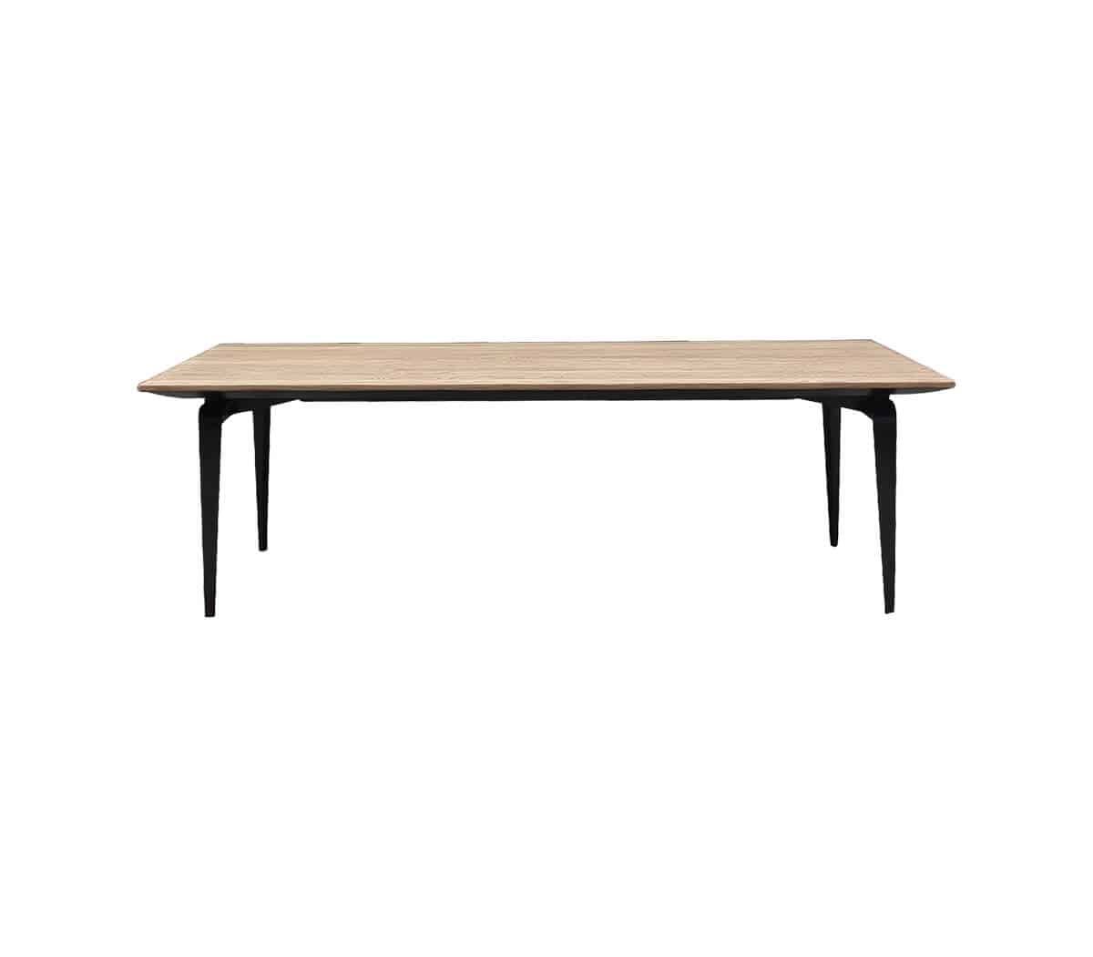 Houten-tafel-met-ijzeren-onderstel-