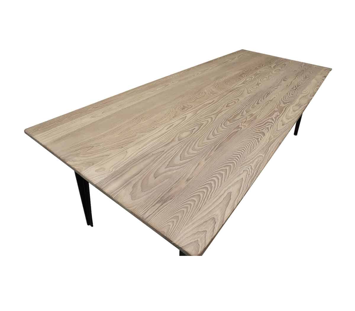 Houten-tafel-met-ijzeren-onderstel-