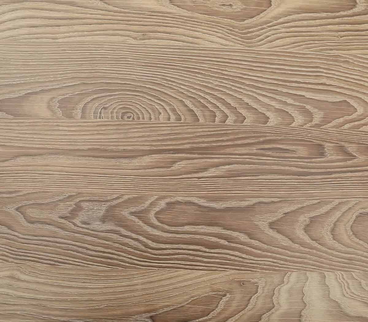 Houten-tafel-met-ijzeren-onderstel-